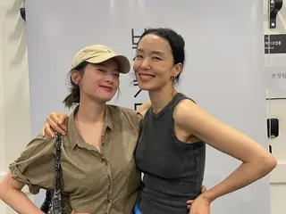 Actress Chun Woo Hee watches and supports Jung Do Yeong's play "The Cherry Orchard"... A heartwarming photo of the two of them is released