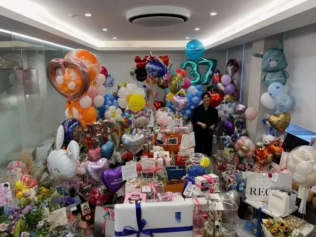 Actor Lee Min Ho celebrates his birthday surrounded by a room full of birthday presents...