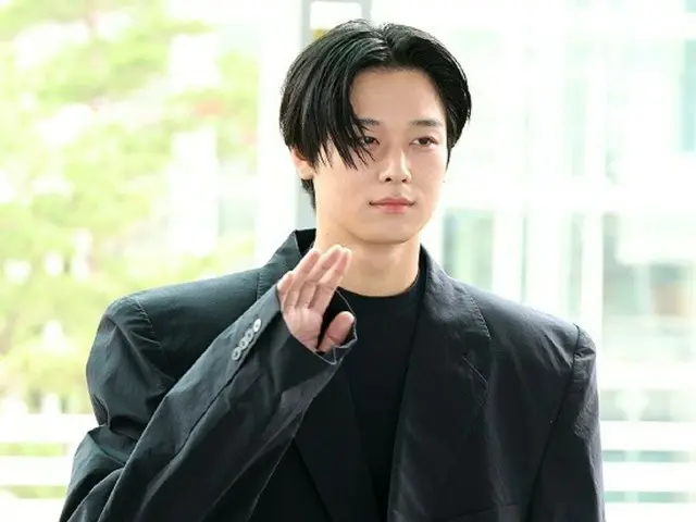 [Airport photo] "THE BOYZ" Juyeon walks down the runway in an all-black overfit setup