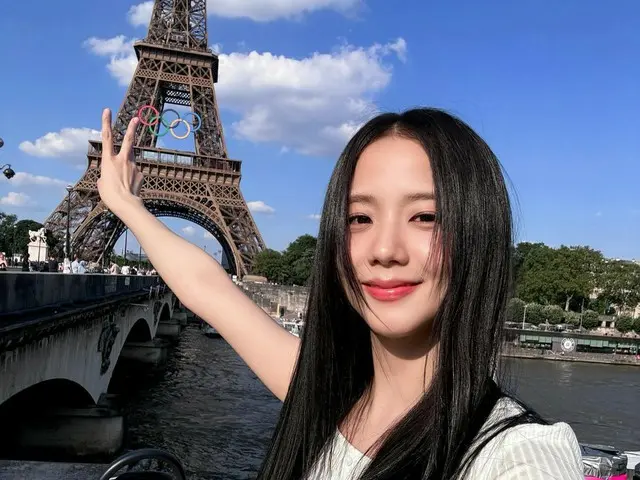 BLACKPINK's Jisoo, shining beauty with the Eiffel Tower in the background