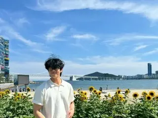 Chae Jong Hyeop, a smile as refreshing as the blue sky... "Which one is the sunflower?"