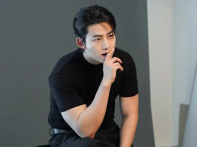 2PM's Taecyeon reveals behind-the-scenes photos from his ad shoot... "He's so handsome!"