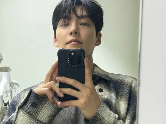 Actor Kim WooBin, New Post with Mirror Selfie...Great Visuals