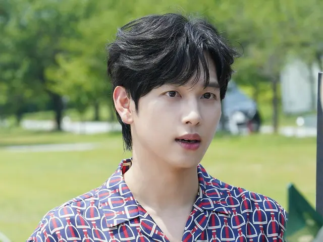 Lim Siwan releases behind-the-scenes shots from the commercial shoot... "30 shots of Lim Siwan!"