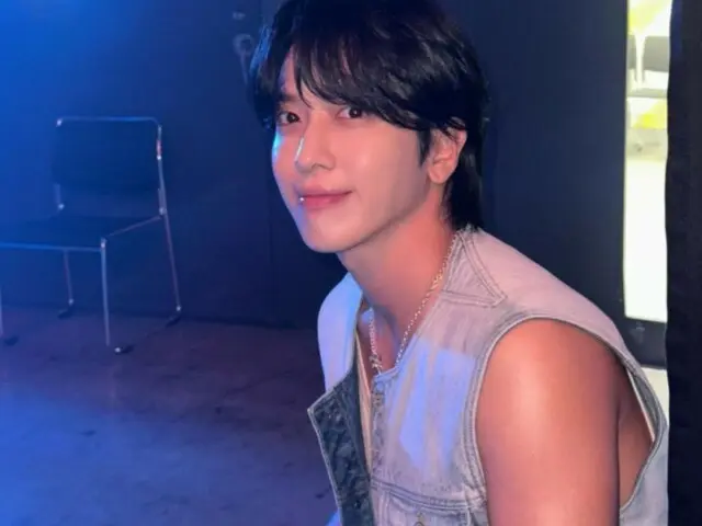 CNBLUE's Jung Yong Hwa greets fans at the end of "FNC BAND KINGDOM 2024" with a refreshing smile