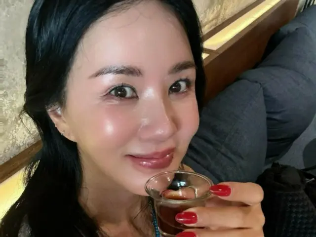 Singer Um JungHwa, recent photo showing glowing skin