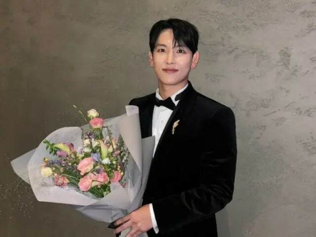 Lim Siwan wins Best Actor award at the Blue Dragon Series Awards to tell untold stories
