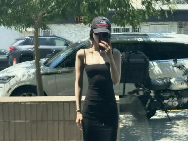 Song Naeun looks good in a super tight dress...unrealistic body line