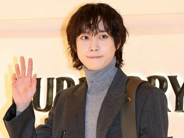 [Photo] Actor Kim Young Dae attends Burberry store reopening event... Chic greeting