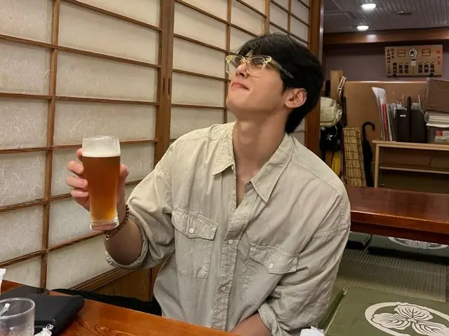 ASTRO's Cha EUN WOO shows off a picture of himself drinking beer with a delicious look on his face...his slightly flushed face is sexy