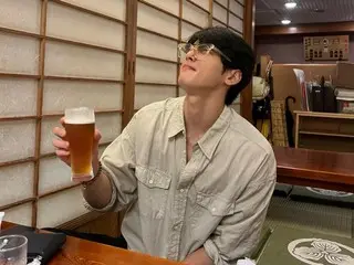 ASTRO's Cha EUN WOO shows off a picture of himself drinking beer with a delicious look on his face...his slightly flushed face is sexy