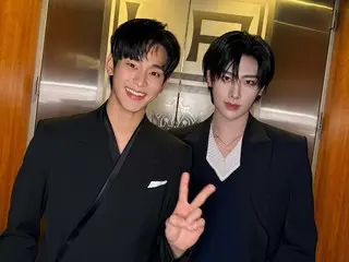 Actor Kim Soohyeon, even when standing next to Ricky of "ZB1" who is 16 years younger than him, has a handsome appearance that is not inferior to him