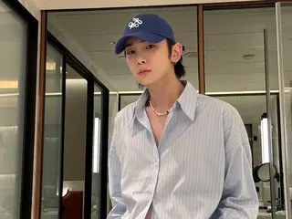 SHINee's KEY shows off his outfit today...Minho comments, "Straight neck????"