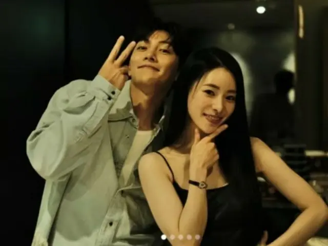 Im Jiyeon and Ji Chang Wook in a friendly photo