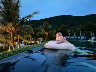 Actor Lee Jung-suk goes on a trip to show his gratitude to his mother... Photos of him playing in the water with his mother