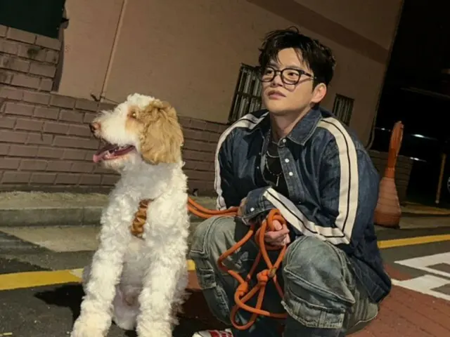 Seo In Guk takes a walk with his dog at night... he's cute even when he's being dragged along