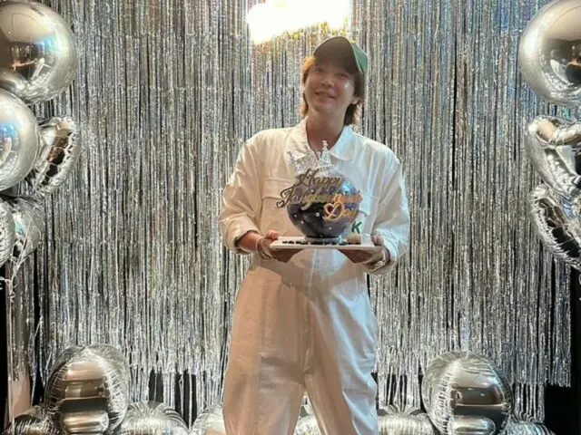 Jang Keun Suk celebrates his birthday in a white jumpsuit... another happy birthday month