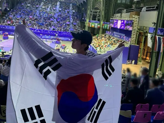 Actor Lee Dong Wook enjoys the Olympics in Paris... poses with the Taegeukgi flag draped over his back