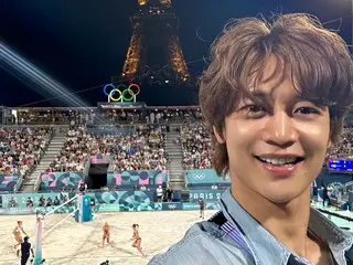 SHINee's Minho shares his latest update from Paris...Watching beach volleyball