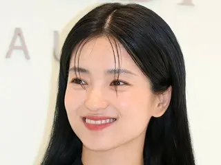 [Photo] Kim TaeRi attends Prada Beauty pop-up store opening event...with a gentle smile