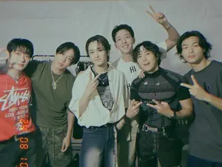 CNBLUE's Lee Jeong Shin takes a photo with FTISLAND... "Thank you for coming to Soundberry Festa Busan"