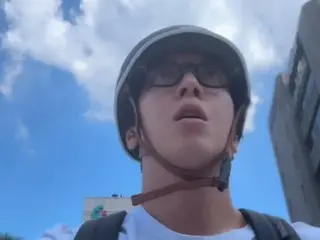 "CNBLUE" Jung Yong Hwa, refreshing visuals against the backdrop of the blue sky... handsome even from below