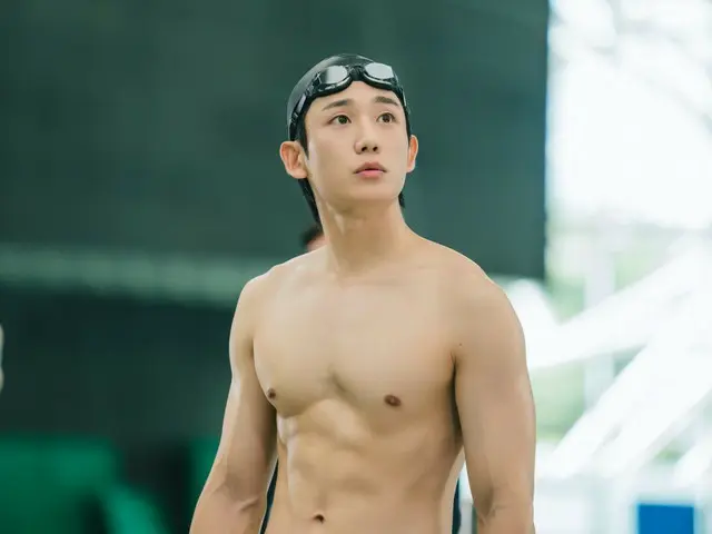 "Mr. Perfect Next Door" Jung HaeIn's abs catches everyone's attention... Stills from his high school days as a trio revealed