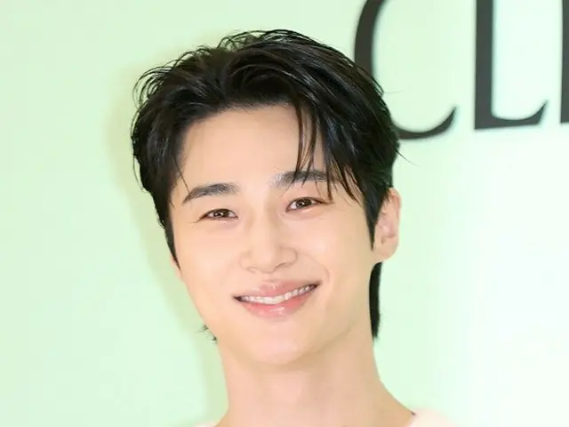 [Photo] Actor Byeon WooSeok attends Clinique pop-up store opening event... his cute smile is adorable