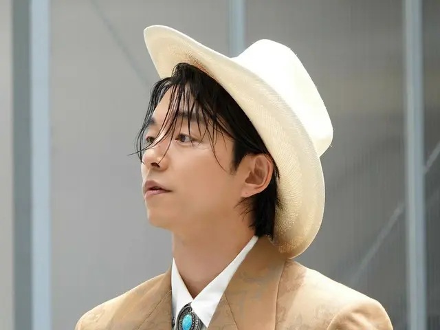 Actor Gong Yoo reveals behind-the-scenes photos from his pictorial shoot... Gong Yoo as a cowboy