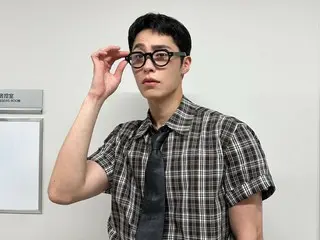 Actor Lee Jae Woo, checkered shirt and black-rimmed glasses...reminiscing about his fan meeting in Japan