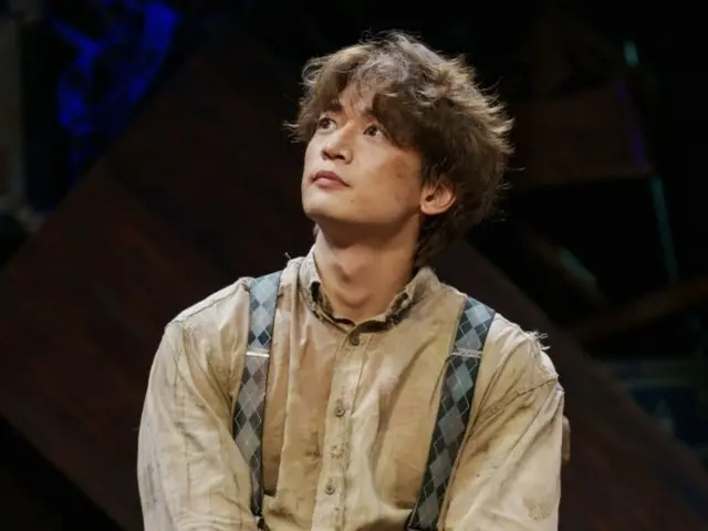 SHINee's Minho makes successful theater debut in "Waiting for Godot"... co-starring with Lee Seung-jae