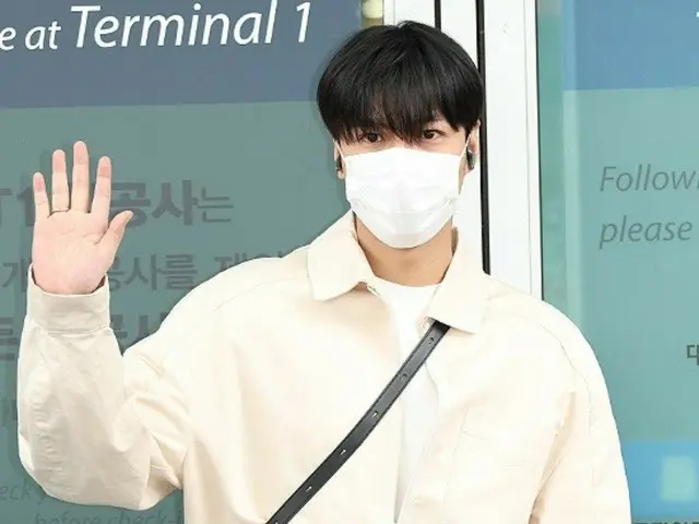 [Airport Photos] Actor Lee Minho gives a happy greeting