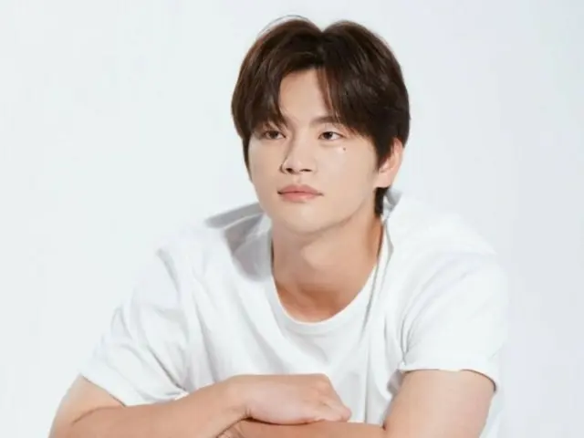 Seo In Guk, a calm and warm gaze...Behind-the-scenes cuts like a complete gift set revealed (video included)