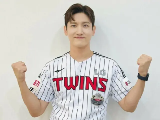 TVXQ's Changmin greets LG Twins after their opening ceremony... becoming a victory fairy