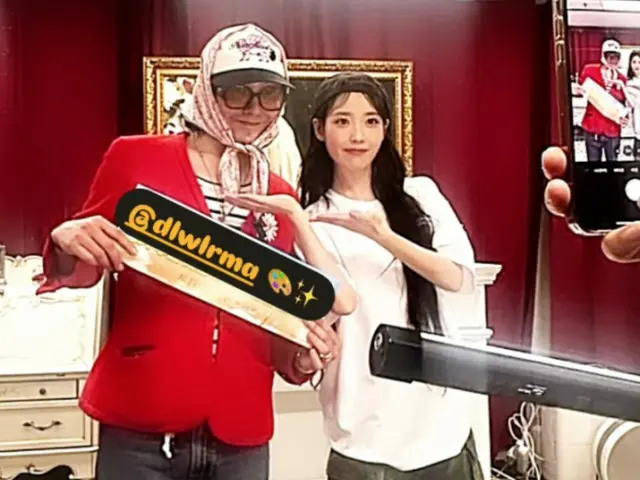 G-DRAGON (BIGBANG) and singer IU (IU) in a friendly photo