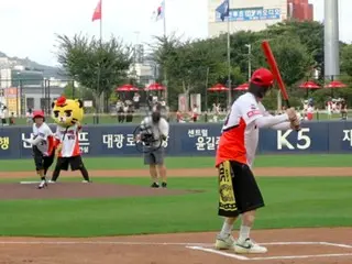 "FTISLAND" HONG-KI & Jaejin appear to pitch and bat for the KIA Tigers... Jaejin is also impressed by HONG-KI's pitching skills! (Video included)