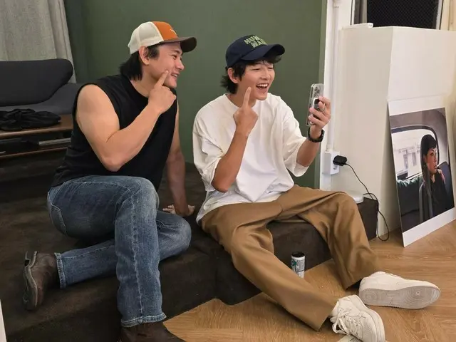 Actor Song Joong Ki takes a cute selfie with YOOTAEOH