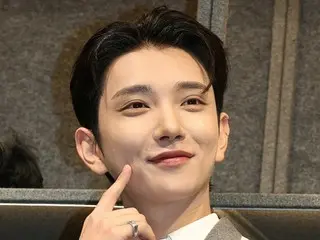 [Photo] SEVENTEEN's Joshua attends THOM BROWNE pop-up store opening event...gentle greeting