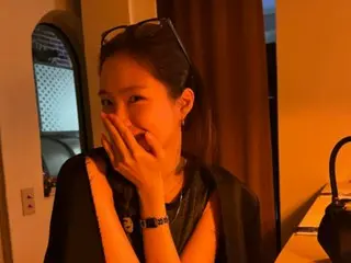 Song Naeun (former Apink), chic all-black outfit for a fall night date