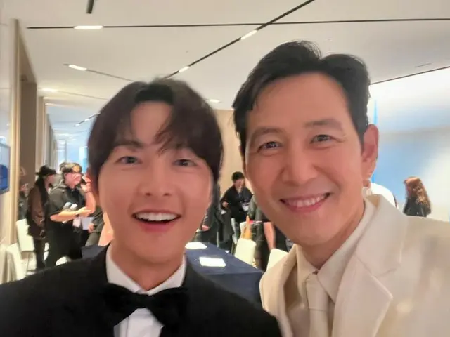 Actor Lee Jung Jae releases photos of himself with Song Joong Ki and Ji Chang Wook