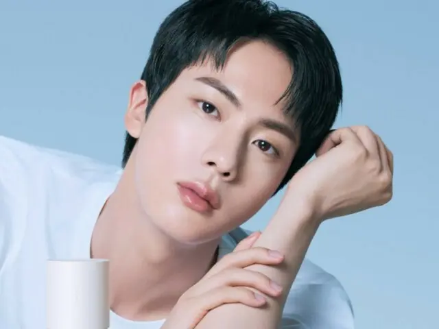 BTS' JIN, who makes you flutter with just his gaze... He's fashionable even when wearing only a T-shirt