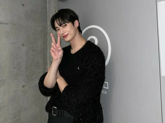 Actor Byeon WooSeok reveals behind-the-scenes footage from his Tokyo fan meeting... His cute peace pose is adorable