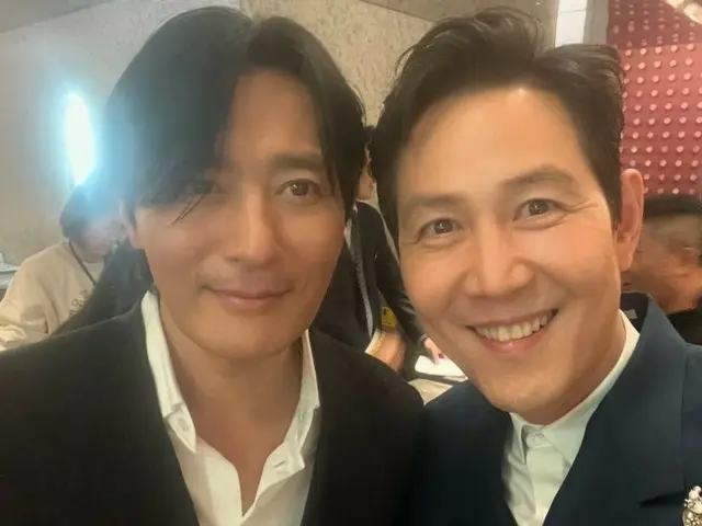 Actor Lee Jung Jae, Jang Dong Gun, Lee Minho, and "SUPER JUNIOR" Siwon together... Just a photo of them together, a bunch of handsome guys