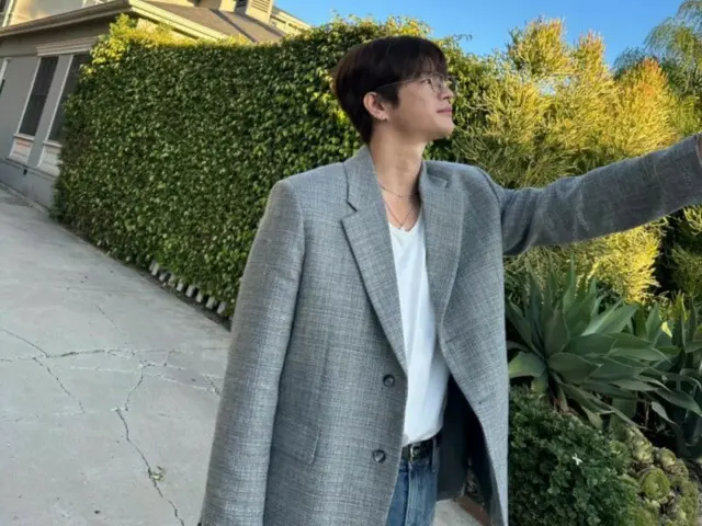 Seo In Guk, a refreshing visual that matches the blue sky