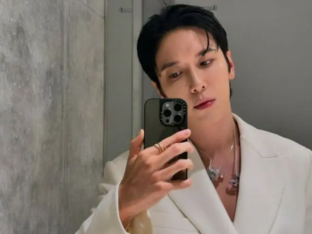 "CNBLUE" Jung Yong Hwa exudes mature sexiness in a white suit and slicked back hair