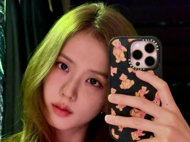 BLACKPINK's Jisoo, cute mirror selfie... "It's been a while since I've seen a pink mirror"