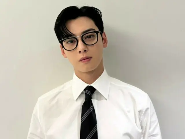 "ASTRO" Cha EUN WOO, intelligent and dandy with a tie and black-rimmed glasses... a powerful presence