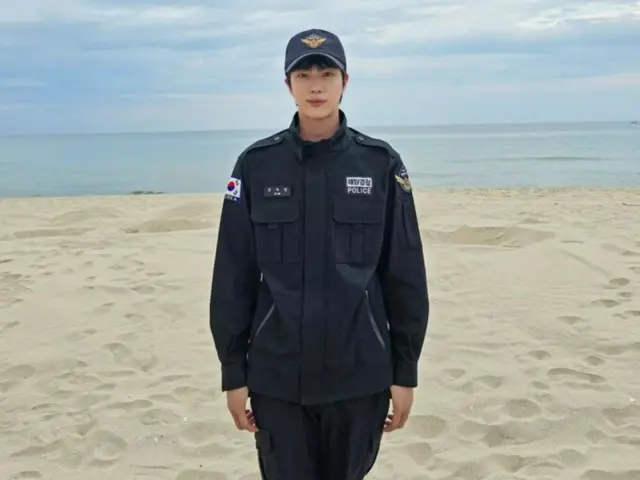 "BTS" JIN exudes charm in a dignified uniform... His good style stands out even more