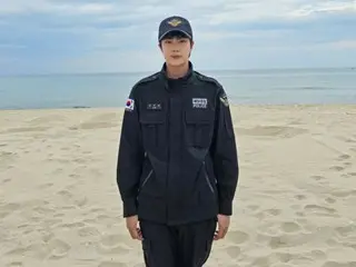 "BTS" JIN exudes charm in a dignified uniform... His good style stands out even more