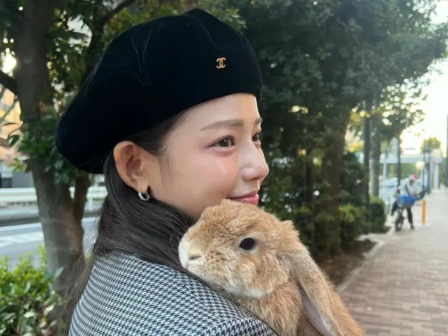 "Hyang-chan" actress Ha Yeon-Soo walks around Tokyo with her pet rabbit